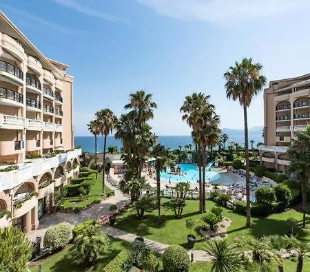 Pieds Dans La Mer, Piscine, Parking